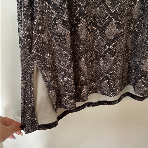 MICHAEL KORS | Women Round Neck Cold Shoulder Snakeskin Blouse, Multicolor - Picture 6 of 16